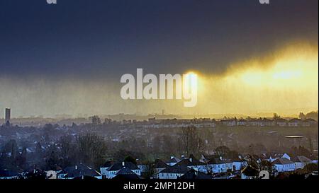 Glasgow, Schottland, Vereinigtes Königreich 31.t. Januar 2023. UK Weather: Kalt und nass sah einen Sturm, der die Sonne verdunkelte, als starke Winde Schneeschauer über das Westende der Stadt brachten. Credit Gerard Ferry/Alamy Live News Stockfoto