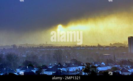 Glasgow, Schottland, Vereinigtes Königreich 31.t. Januar 2023. UK Weather: Kalt und nass sah einen Sturm, der die Sonne verdunkelte, als starke Winde Schneeschauer über das Westende der Stadt brachten. Credit Gerard Ferry/Alamy Live News Stockfoto