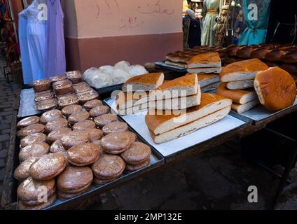 Khobz dar Brot zum Verkauf in Souk El Ghezel, Nordafrika, Konstantin, Algerien Stockfoto