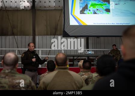 North Dakota State Highway Patrol SGT Matthew Johnson spricht über die Sicherheit im Winter beim Training am 7. Oktober 2022 auf der Grand Forks Air Force Base, North Dakota. Während der YETI lernten Flieger und Familien über richtige Winterkleidung, Schneeräumung und wie man ein Winterauto-Kit baut. Stockfoto