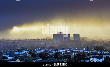 Glasgow, Schottland, Vereinigtes Königreich 31.t. Januar 2023. UK Weather: Kalt und nass sah einen Sturm, der die Sonne verdunkelte, als starke Winde Schneeschauer über das Westende der Stadt brachten. Credit Gerard Ferry/Alamy Live News Stockfoto