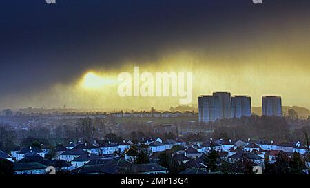 Glasgow, Schottland, Vereinigtes Königreich 31.t. Januar 2023. UK Weather: Kalt und nass sah einen Sturm, der die Sonne verdunkelte, als starke Winde Schneeschauer über das Westende der Stadt brachten. Credit Gerard Ferry/Alamy Live News Stockfoto