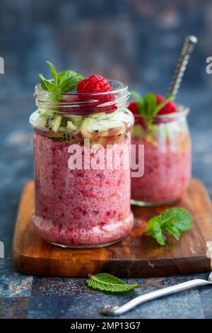 Pudding aus Himbeere und Chia-Samen im Glas zum Frühstück Stockfoto