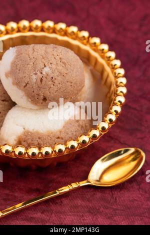 Indische Mithai-Schokolade Rasgulla, Auch Choco Gulla, Rasagola, Rosgola, Roshogolla, Rossogolla, Rasbhari Oder Rasbari Ist Ein Kugelförmiger Knödel Stockfoto