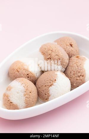 Indische Mithai-Schokolade Rasgulla, Auch Choco Gulla, Rasagola, Rosgola, Roshogolla, Rossogolla, Rasbhari Oder Rasbari Ist Ein Kugelförmiger Knödel Stockfoto