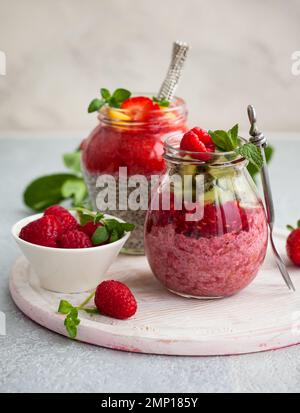Chiasamen-Puddings mit Beeren und Obst zum Frühstück Stockfoto