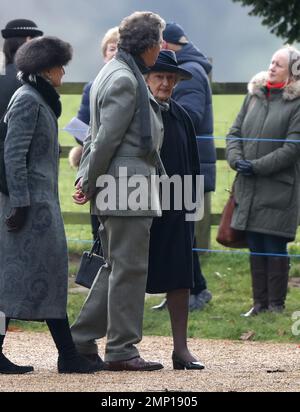 Lady Susan Hussey, die Hofdame der verstorbenen Königin, ging zur Kirche hinter König Karl III., als sie die St. Mary Magdalene Church Sonntagmorgen Gottesdienst, in Sandringham, Norfolk, am 29. Januar 2023. Stockfoto