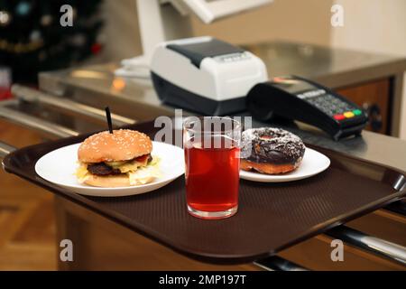 Plastiktablett mit leckerem Essen in der Schulkantine Stockfoto