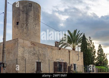 Ca's Concos des Cavaller, Spanien; januar 13 2023: Alte Steinmühle, die in ein Haus namens molino de n'hereu umgewandelt wurde, in der mallorquinischen Stadt Felanitx, Sp Stockfoto