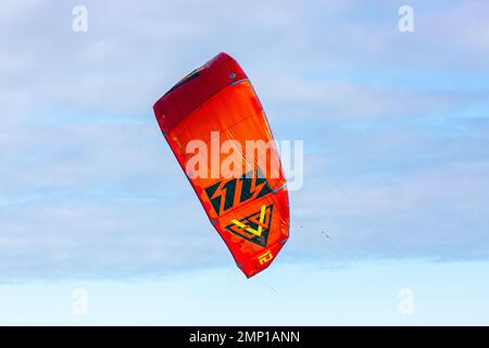 Flügel oder Drachen eines Kitesurfers, der am Himmel steht. Sotavento Beach, Fuerteventura, Kanarische Inseln. Stockfoto