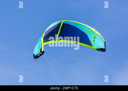 Flügel oder Drachen eines Kitesurfers, der am Himmel steht. Sotavento Beach, Fuerteventura, Kanarische Inseln. Stockfoto