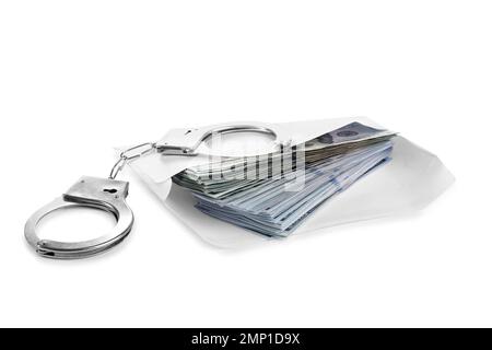 Umschlag mit Dollarscheinen und Handschellen isoliert auf weiß. Bestechungskonzept Stockfoto