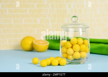 Köstliche Zitronentropfen auf dem blauen Tisch. Platz für Text Stockfoto