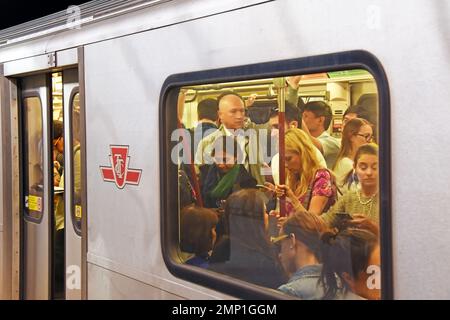 U-Bahn - Rush Hour Passagiere, Toronto, Kanada Stockfoto