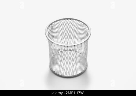 Leerer Mülleimer aus Metall, silberfarbener Mülleimer, isoliert auf weißem Hintergrund Stockfoto
