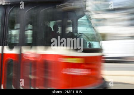 Straßenbahn in Bewegungsunschärfe, Toronto, Kanada Stockfoto