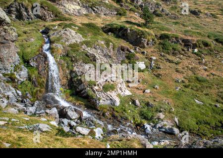 Wasserfall auf dem Weg zum Gipfel des Puigmal Berges, Katalanisch, Pyrenäen, Spanien Stockfoto