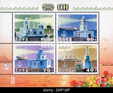 Blatt mit vier nordkoreanischen Briefmarken aus dem Jahr 2001 mit verschiedenen Leuchttürmen, Schiffen und nautischen Symbolen. Stockfoto