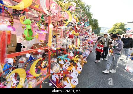 NANJING, CHINA - 31. JANUAR 2023 - Besucher wählen Lantern Festivallaternen auf dem Konfuzius Tempel Lantern Markt in Nanjing, ostchinesischer PR Jiangsu Stockfoto