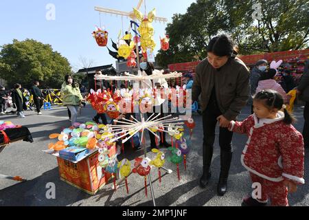 NANJING, CHINA - 31. JANUAR 2023 - Besucher wählen Lantern Festivallaternen auf dem Konfuzius Tempel Lantern Markt in Nanjing, ostchinesischer PR Jiangsu Stockfoto