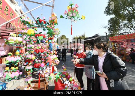 NANJING, CHINA - 31. JANUAR 2023 - Besucher wählen Lantern Festivallaternen auf dem Konfuzius Tempel Lantern Markt in Nanjing, ostchinesischer PR Jiangsu Stockfoto