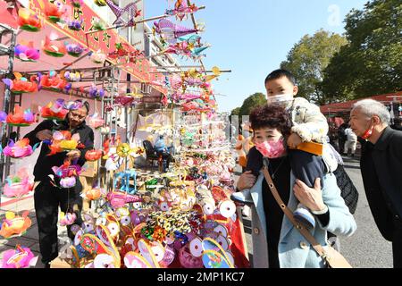 NANJING, CHINA - 31. JANUAR 2023 - Besucher wählen Lantern Festivallaternen auf dem Konfuzius Tempel Lantern Markt in Nanjing, ostchinesischer PR Jiangsu Stockfoto