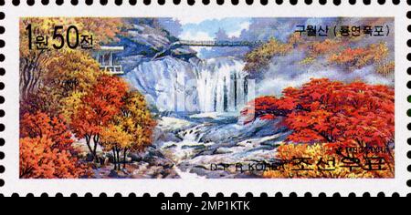Nordkoreanische Briefmarke von 2000 mit Ryongyon Wasserfall am Mount Kuwol mit lebhaftem Herbstlaub und 1 Won 50 Chon Nennung. Stockfoto
