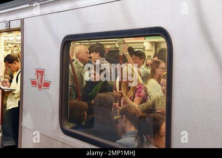 U-Bahn, Rush Hour Passagiere, Toronto, Kanada Stockfoto