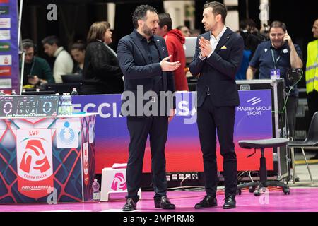 Cheftrainer Stefano Lavarini (Novara) und Cheftrainer Daniele Santarelli (Imoco Volley Conegliano) Stockfoto