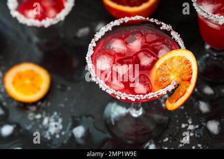 Blood Orange Margarita in Glas mit gesalzenem Rand Stockfoto