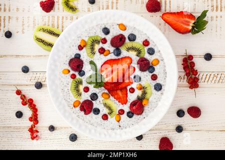 Frühstückschüssel: Coconut Chia Pudding mit Vanille, Früchten und Beeren. Stockfoto