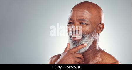 Älterer Schwarzer, Lächeln und Bart in der Hautpflege für Gesichtsbehandlungen, Kosmetik oder Nachdenken an Modellrechnungen. Glücklicher, alter afroamerikanischer Mann, lächelnd Stockfoto