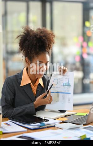 Professionelle Geschäftsfrau, die Kollegen während einer Videokonferenz auf einem Laptop neue Strategien erklärt Stockfoto