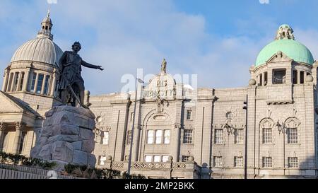 Seine Majestät-Theater und William Wallace-Statue, Aberdeen Stockfoto