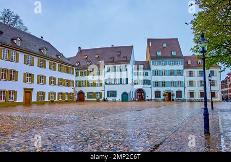 BASEL, SCHWEIZ - 1. APRIL 2022: Fußgängerzone am Munsterplatz mit bescheidenen traditionellen Häusern, am 1. April in Basel, Schweiz Stockfoto