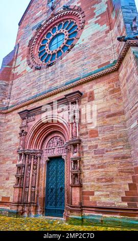 Das nördliche Portal der Basler Münster-Kathedrale mit Steintor Gallus und Fenster erhebt sich über der Schweiz Stockfoto