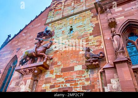 Die Steinskulptur von St. George Drachenjäger und Märtyrer an der Fassade der Basler Münsterkirche, Basel, Schweiz Stockfoto