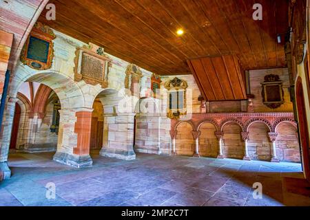 Die historische Bischofshalle des Basler Münster Doms in Basel, Schweiz Stockfoto