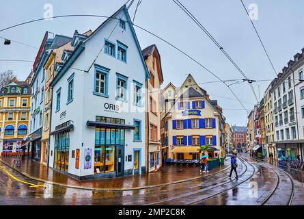 BASEL, SCHWEIZ - 1. APRIL 2022: Panoramablick auf die Altstadt von Basel mit traditionellen Häusern am Barfusserplatz, am 1. April in Basel, Swit Stockfoto