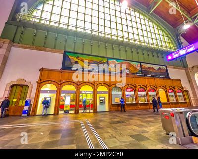 BASEL, SCHWEIZ - 1. APRIL 2022: Das Innere des Basler SBB Bahnhofs mit großem Fenster und Gemälden an der Wand, am 1. April in Basel, Switze Stockfoto