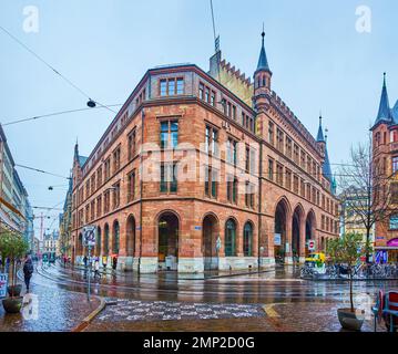 BASEL, SCHWEIZ - 1. APRIL 2022: Das monumentale Gebäude des Hauptpostamtes in der Gerbergasse, dem lauten Stadtteil, am 1. April in Basel Stockfoto