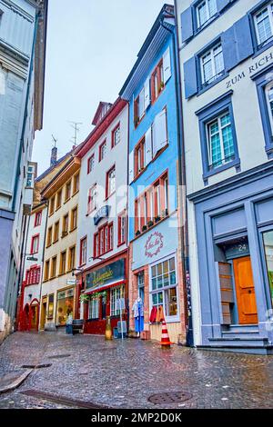 BASEL, SCHWEIZ - 1. APRIL 2022: Die schmale Gerbergasslein-Straße mit malerischen und dichten historischen Häusern im Herzen der Altstadt, am 1. April in B Stockfoto