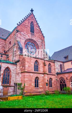 Das Kloster der Basler Münsterkirche und das Fenster stiegen auf dem Transept Basel in der Schweiz auf Stockfoto