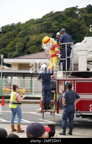 YOKOSUKA, Japan (Okt 8, 2022) – „Sparky“, der Hund, das offizielle Maskottchen der National Fire Protection Association, verlässt einen Feuerwehrwagen, um die Menge im Rahmen der jährlichen Ikego Fire Prevention Parade & Open House zu begrüßen, veranstaltet von Commander, Navy Region Japan Fire and Emergency Services (CNRJ F&es). Die Veranstaltung wurde abgehalten, um die Servicemitarbeiter und ihre Familien über den Brandschutz zu informieren. Seit mehr als 75 Jahren stellt, pflegt und betreibt CFAY Basiseinrichtungen und -Dienste zur Unterstützung der vorbereitenden Seestreitkräfte der US-7.-Flotte, der Mieterkommandos und Tausender militärischer und ziviler Einheiten Stockfoto