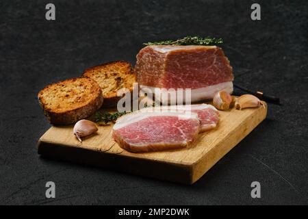 Gesalzenes Schweinebauch-Fleisch mit Schmalz auf Holzbrett Stockfoto