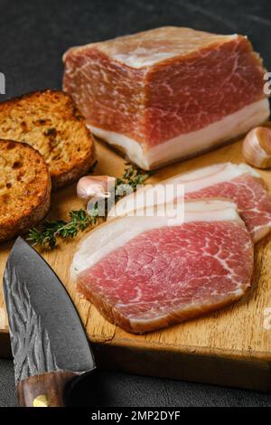 Nahaufnahme von gesalzenem Schweinebauch mit Schmalz auf Holzschneidbrett Stockfoto