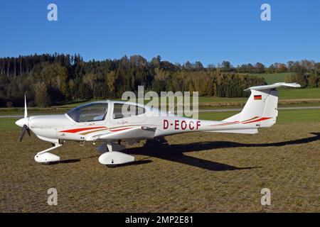 Deutschland, Bayern, Mühldorf am Inn: D-EOCF Diamond da.40 Star (c/n 40,058) am Flugplatz Mühldorf. Stockfoto