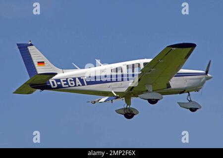 Deutschland, Bayern, Oberschleissheim: D-EGAT Piper PA.28-151 Cherokee Warrior (c/n 7415083) Stockfoto