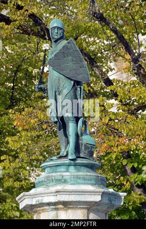 Deutschland, Bayern, Ingolstadt: Statue von Kaiser Ludwig dem Bayer, der von 1310 bis 1314 in Ingolstadt lebte und den Brunnen am Paradeplatz überragt Stockfoto