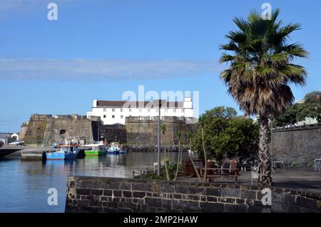 Portugal, Azoren, Sao Miguel, Ponta Delgada: Die Festung aus dem 16. Jahrhundert, Sao Bras, die zur Verteidigung des Hafens errichtet wurde, beherbergt heute eine große Miliz Stockfoto